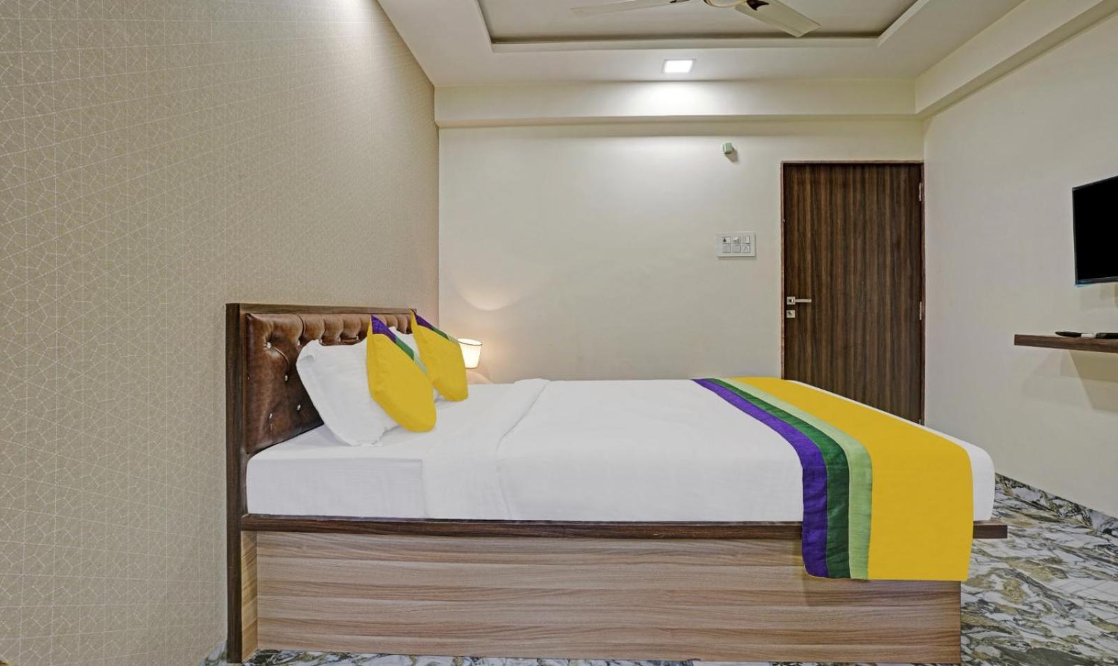 Glitz Hotels Golden Birds - Mahape, Нави Мумбай Екстериор снимка